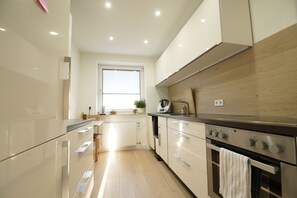 Refrigerador, horno, parrilla de estufa y lavavajillas 