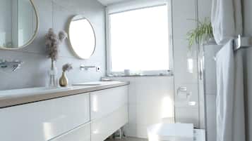 Combined shower/bathtub, hair dryer, towels, soap