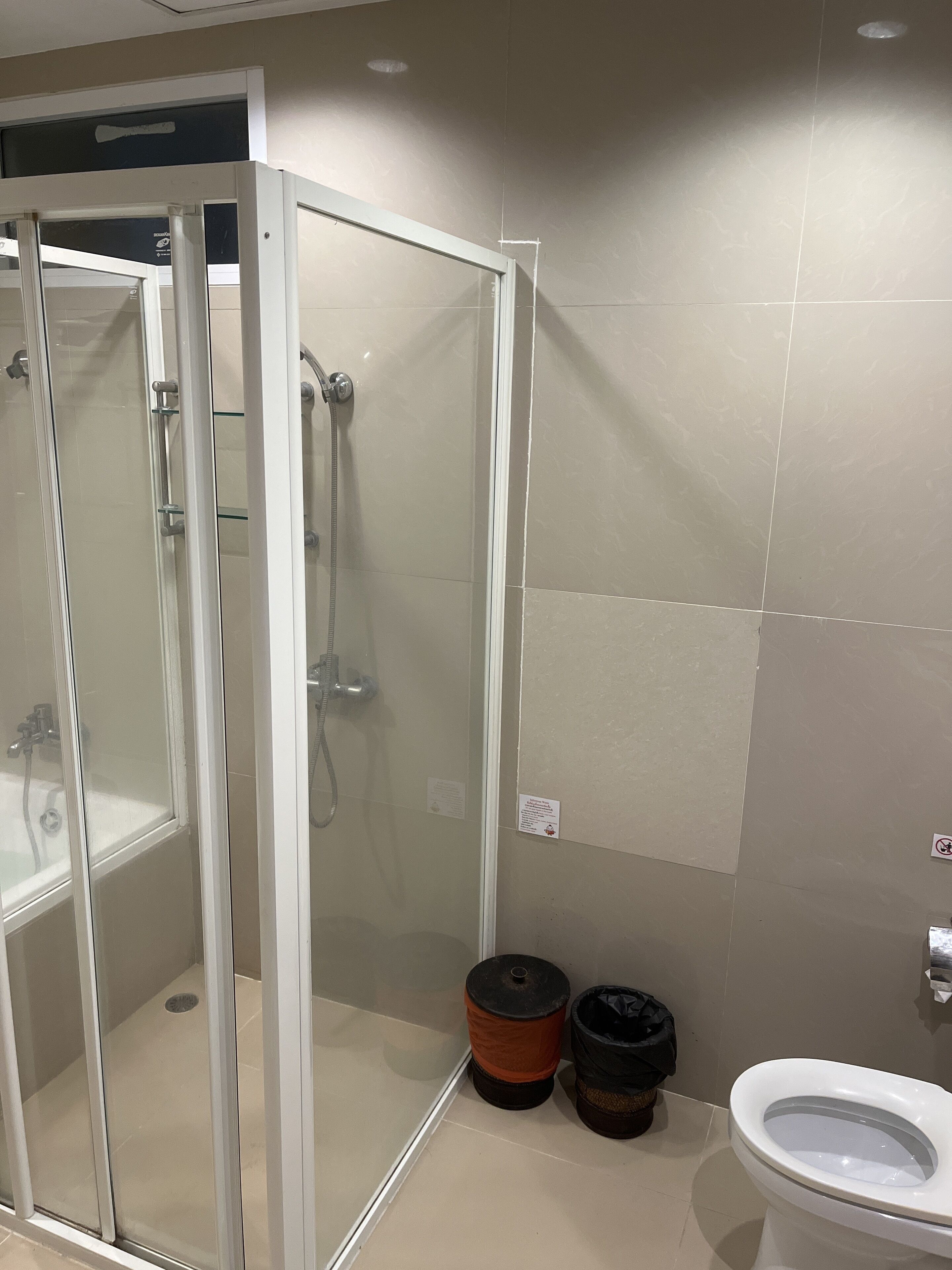 Duschwanne, Bidet, Shampoo, Toilettenpapier