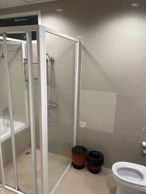 Duschwanne, Bidet, Shampoo, Toilettenpapier