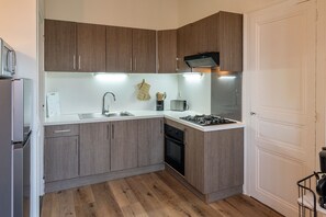 Jääkaappi, uuni, liesi, kahvin-/teenkeitin