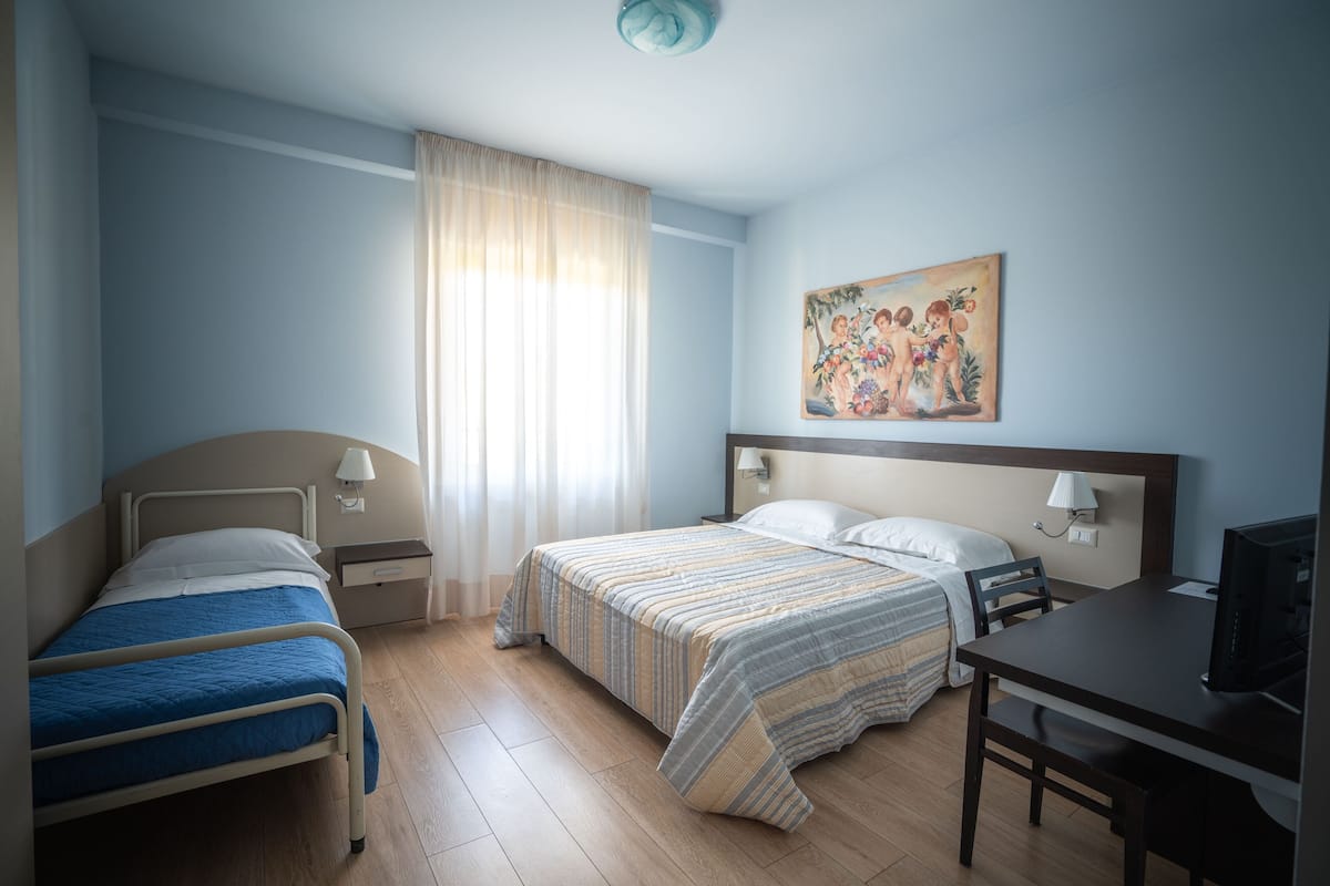Ropa de cama de alta calidad, cubrecamas, minibar y escritorio