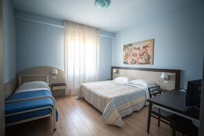 Familie driepersoonskamer | Luxe beddengoed, donsdekens, een minibar, een bureau