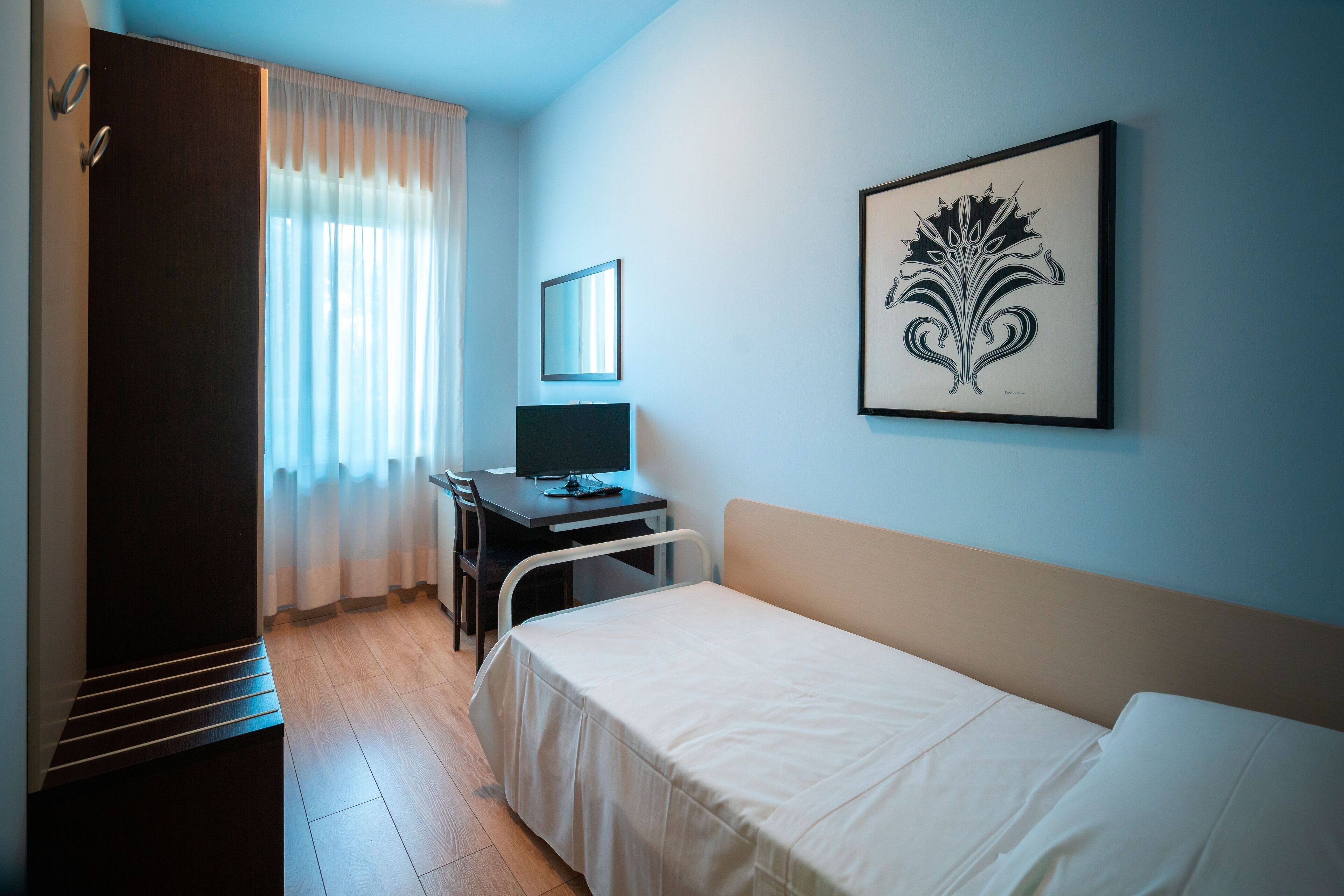 Ropa de cama de alta calidad, cubrecamas, minibar y escritorio 