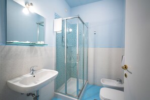 Family Triple Room | Bathroom | Shower, rainfall showerhead, free toiletries, hair dryer