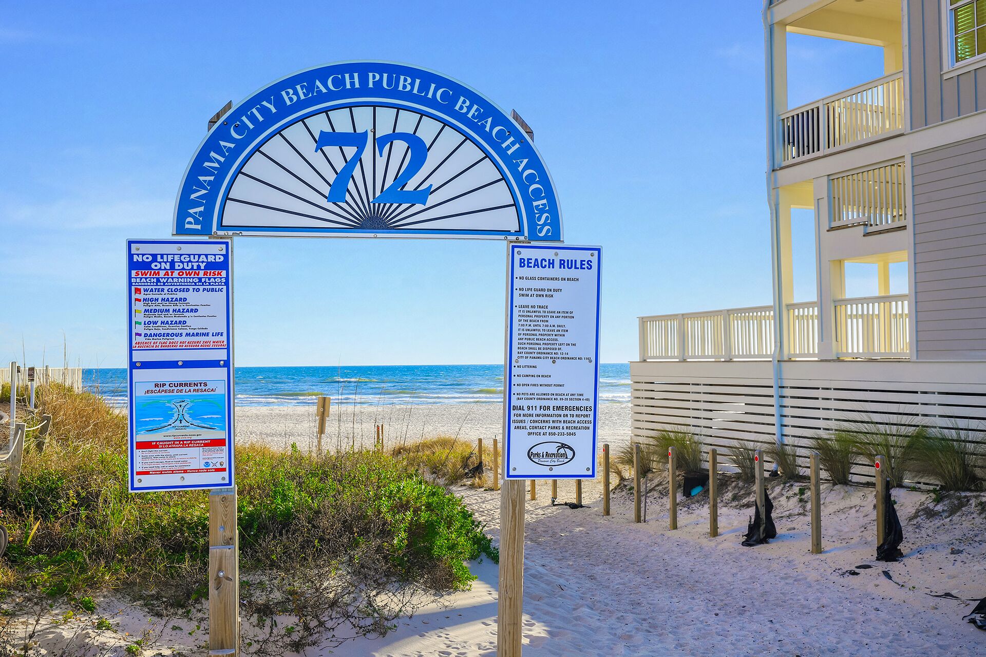 Nær stranden og solsenger