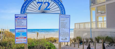 Playa en los alrededores y camastros