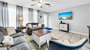 Smart TV, books - PCB Beach Retreat~Steps to Beach, Pool & Amenities (Panama City Beach)
