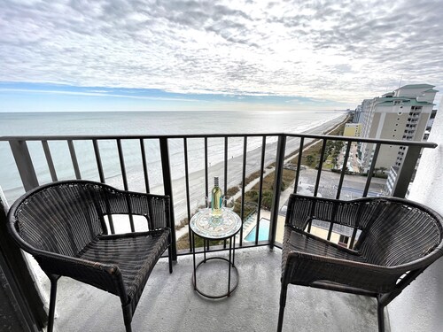 FANTASTIC OCEAN VIEWS FROM A BEAUTIFUL OCEAN FRONT CONDO!