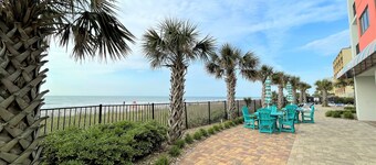 FANTASTIC OCEAN VIEWS FROM A BEAUTIFUL OCEAN FRONT CONDO!