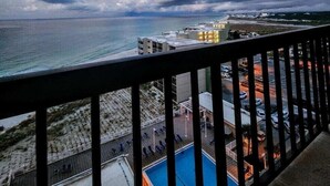 Un balcón con vista al océano y a la zona de la piscina.