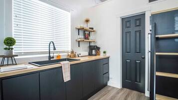 Een koelkast, een magnetron, een koffiezetapparaat/waterkoker