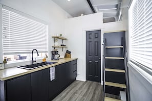 Een koelkast, een magnetron, een koffiezetapparaat/waterkoker