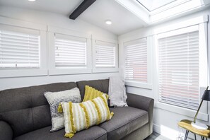 TV - Modern tiny home with private BBQ and deck (Apple Valley)