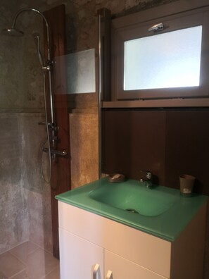 Baignoire, sèche-cheveux, serviettes fournies, papier toilette