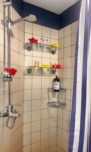 Shower, towels, soap, shampoo - Orama Lodge Bora Bora - Le Fare  (Bora-Bora)