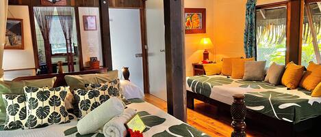 2 makuuhuonetta, työpöytä, silitysrauta/-lauta, vauvan matkasänky