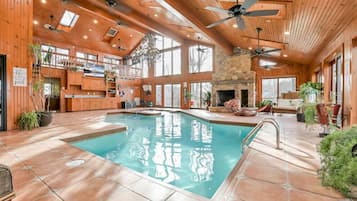 Una piscina techada, una piscina climatizada