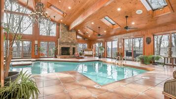 Una piscina techada, una piscina climatizada