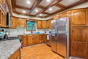 ثلاجة، ميكروويف، فرن، موقد طهي مسطح