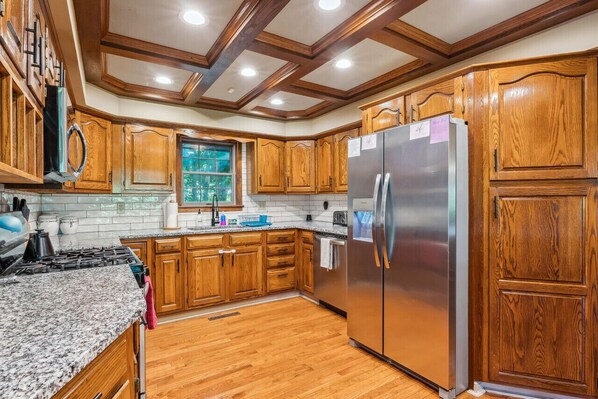 Kylskåp, mikrovågsugn, ugn och spishäll