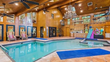 Una piscina cubierta, una piscina climatizada