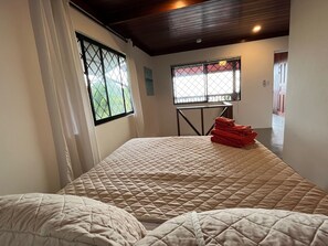 1 slaapkamer, een bureau, gratis wifi, beddengoed