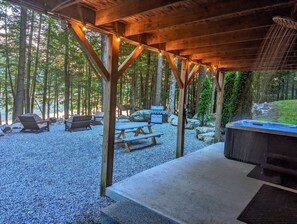 Outdoor dining - Cedar🏡 Waterfront💦 Hot tub🔥 Pool🎱 Privacy 🕵️ (Norway)