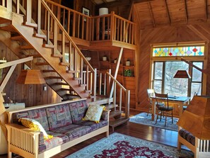 TV, DVD-spiller, bøker og filmbibliotek