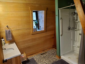 Een douche, een haardroger, handdoeken, zeep