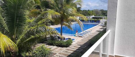 Una piscina al aire libre