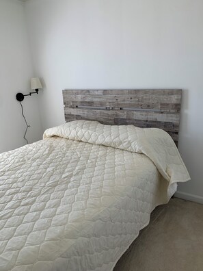 4 bedrooms, desk, WiFi, bed sheets