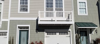 4 bedroom 4 bath townhome 4 minutes to beach 