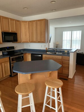 Cafetera y tetera y tostadora 