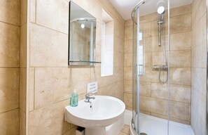 Combined shower/tub, rainfall showerhead, hair dryer, towels