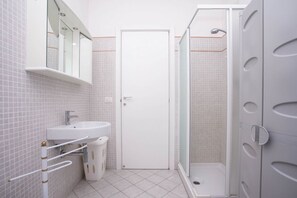 Doccia, bidet, asciugamani