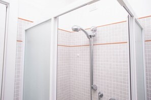 Shower, bidet, towels - M290 - Marcelli, new three-room apartment with terrace (Marcelli)