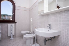 Doccia, bidet, asciugamani