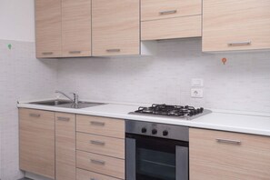 Fridge, oven - M290 - Marcelli, new three-room apartment with terrace (Marcelli)