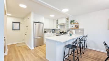 Kjøleskap, mikrobølgeovn, ovn og kokeplater