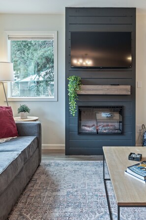 Smart TV, fireplace