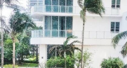 Luxury 5 Star Oceanfront Hollywood Beach 2/2 Condo