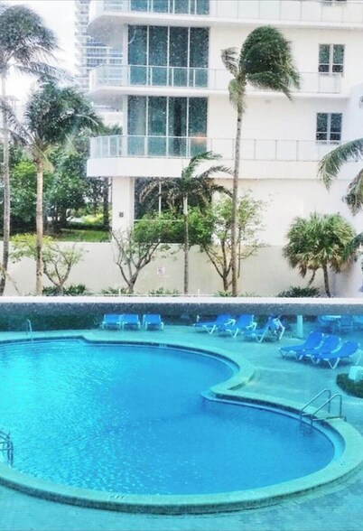 Luxury 5 Star Oceanfront Hollywood Beach 2/2 Condo