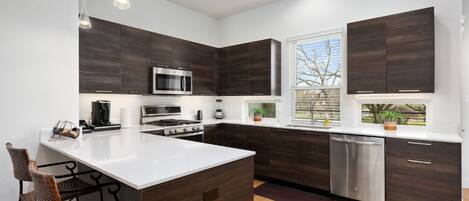 Refrigerador, microondas, horno, placa de cocina