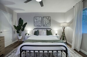 3 slaapkamers, een kluis op de kamer, een bureau