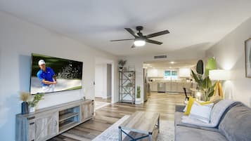 Smart-TV, Kamin, Videospiele, Tischtennisplatte