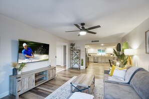 Een smart-tv, een open haard, videogames en een tafeltennistafel