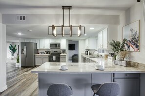 Frigorifero, microonde, forno, piano cottura