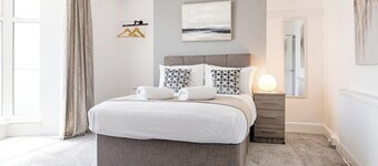 4 Bed House - Sleeps 11 - Pets - Parking - Wifi