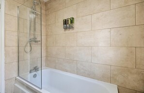 Ferienhaus | Badezimmer | Duschwanne, Komfortbadewanne, Haartrockner, Handtücher
